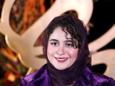 فیلم / نگاهی به چیدمان شیک و لوکس خانه فاطیما بهارمست، بازیگر سریال یزدان / از مبلمان کلاسیک و پرده‌های اعیانی تا کتاب‌خونه و ظروف خوش رنگ و لعاب سفالی !