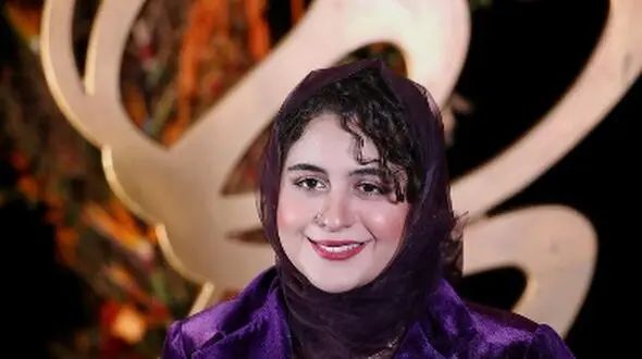 فیلم / نگاهی به چیدمان شیک و لوکس خانه فاطیما بهارمست، بازیگر سریال یزدان / از مبلمان کلاسیک و پرده‌های اعیانی تا کتاب‌خونه و ظروف خوش رنگ و لعاب سفالی !