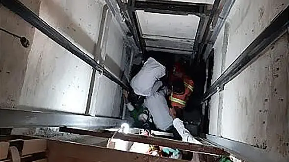  سقوط کارگر جوان به چاهک آسانسور در همدان