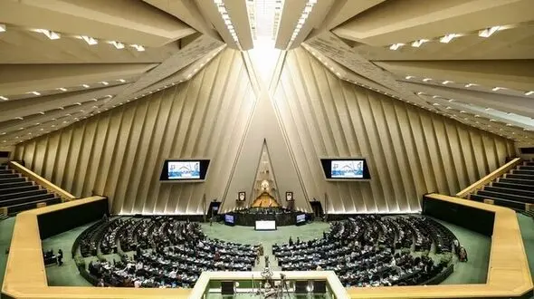 کارت زرد مجلس به وزیر اقتصاد در روزگار له‌شدن مردم زیر بار گرانی و تورم؛ کارت صورتی است!