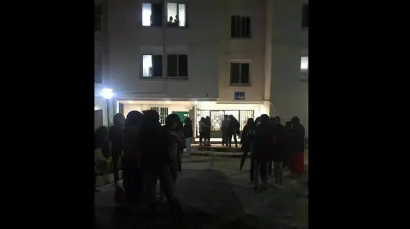 دانشجویان وحشت زده از زلزله در حیاط خوابگاه دانشگاه خوابیدند  +عکس