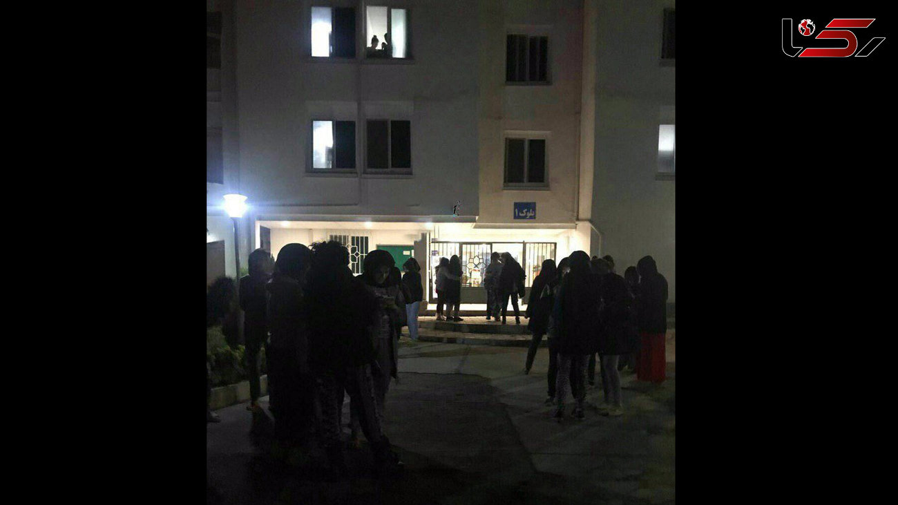 دانشجویان وحشت زده از زلزله در حیاط خوابگاه دانشگاه خوابیدند  +عکس