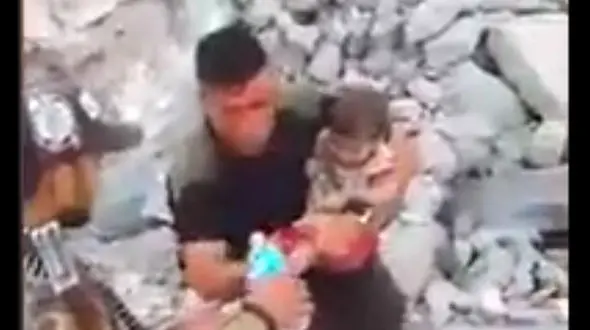 نجات معجزه آسای کودک موصلی از زیر آوار +فیلم