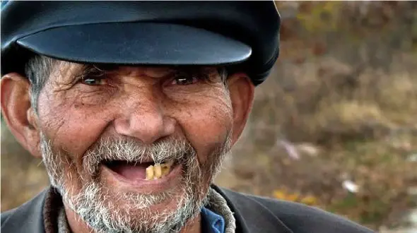 فیلم آواز شاد پیرمرد سرخوش ! /  لی لی رقصون رفت رفیقشو عین هندونه زد زیر بغل مجلس رو بردن هوا !