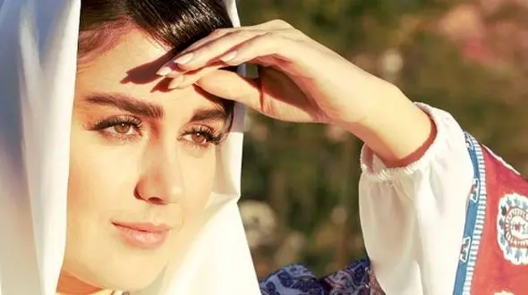 فیلم /  رونمایی افسانه پاکرو از خواهر زیباترش : باید 2 برادر خواستگاری من و خواهرم بیان تا ازدواج کنم ... / تعداد خواستگارام دیوانه کننده ان اما ../ نمی خوام بگن تو دختر خوشگله ...