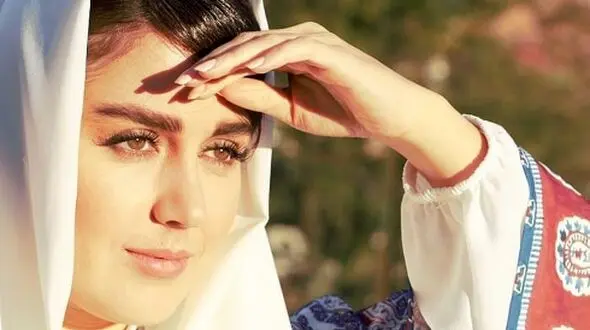 فیلم /  رونمایی افسانه پاکرو از خواهر زیباترش : باید 2 برادر خواستگاری من و خواهرم بیان تا ازدواج کنم ... / تعداد خواستگارام دیوانه کننده ان اما ../ نمی خوام بگن تو دختر خوشگله ...