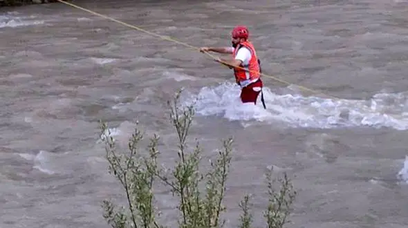 امدادگران فرد گرفتار در رودخانه کرج را نجات دادند