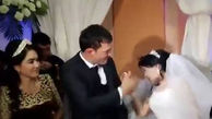 لحظه کتک خوردن  عروس مقابل مهمانان توسط داماد عصبانی + عکس