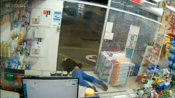 ببینید / حمله صاحب مغازه با اسلحه به 2 سارق مسلح + فیلم