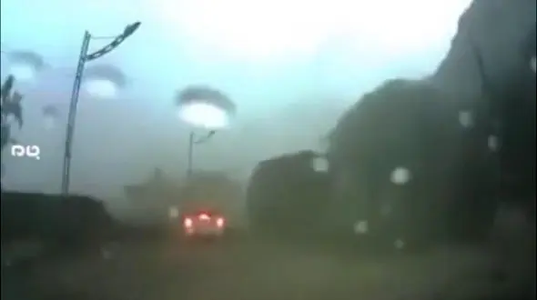 ریزش هولناک و ناگهانی کوه بر روی خودروها حادثه ساز شد + فیلم