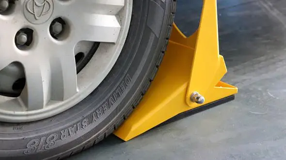 ببینید  / سرقت چرخ‌های خودروهای لاکچری و لوکس در یک پارکینگ! + فیلم