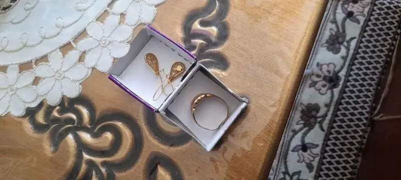 اهدای طلا توسط بانوی خیّر مرندی  به جبهه مقاومت