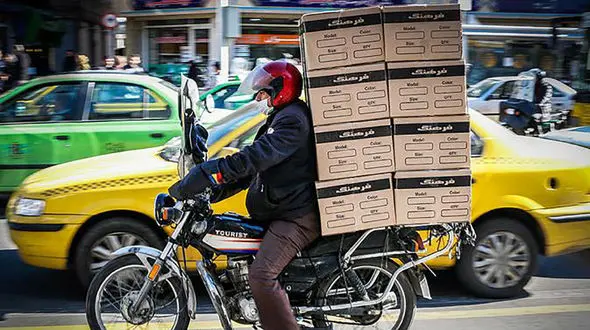 ببینید / اقدام خطرناک و جنون‌آمیز یک موتورسوار برای حمل بار در مشهد! + فیلم