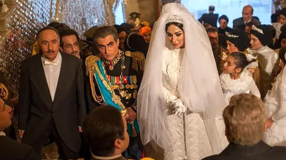 ساغر عزیزی بازیگر نقش فرح پهلوی: من باید جوری راه بروم که مردم در چهره من ملکه بودن را ببینند! قرار نیست از فرح کپی  کنم  مثل فرح حرف بزنم راه بروم !