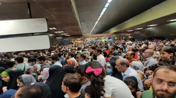 فیلم ازحام شدید در مترو در پی برگزاری مهمونی 10 کیلومتری عید غدیر / ظرفیت خیابان ولیعصر (عج) تکمیل شد 