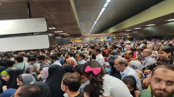 فیلم ازحام شدید در مترو در پی برگزاری مهمونی 10 کیلومتری عید غدیر / ظرفیت خیابان ولیعصر (عج) تکمیل شد 