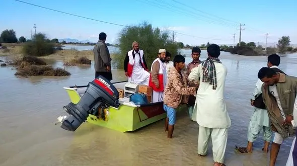  امدادرسانی به سیل زدگان سیستان و بلوچستان / مردم سیل‌زده به مواد غذایی و پوشاک احتیاج دارند + عکس