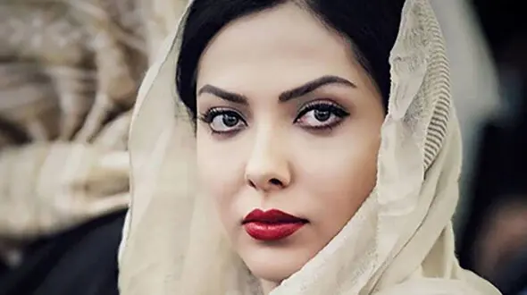 عکس لیلا اوتادی با مانتوی چرم 