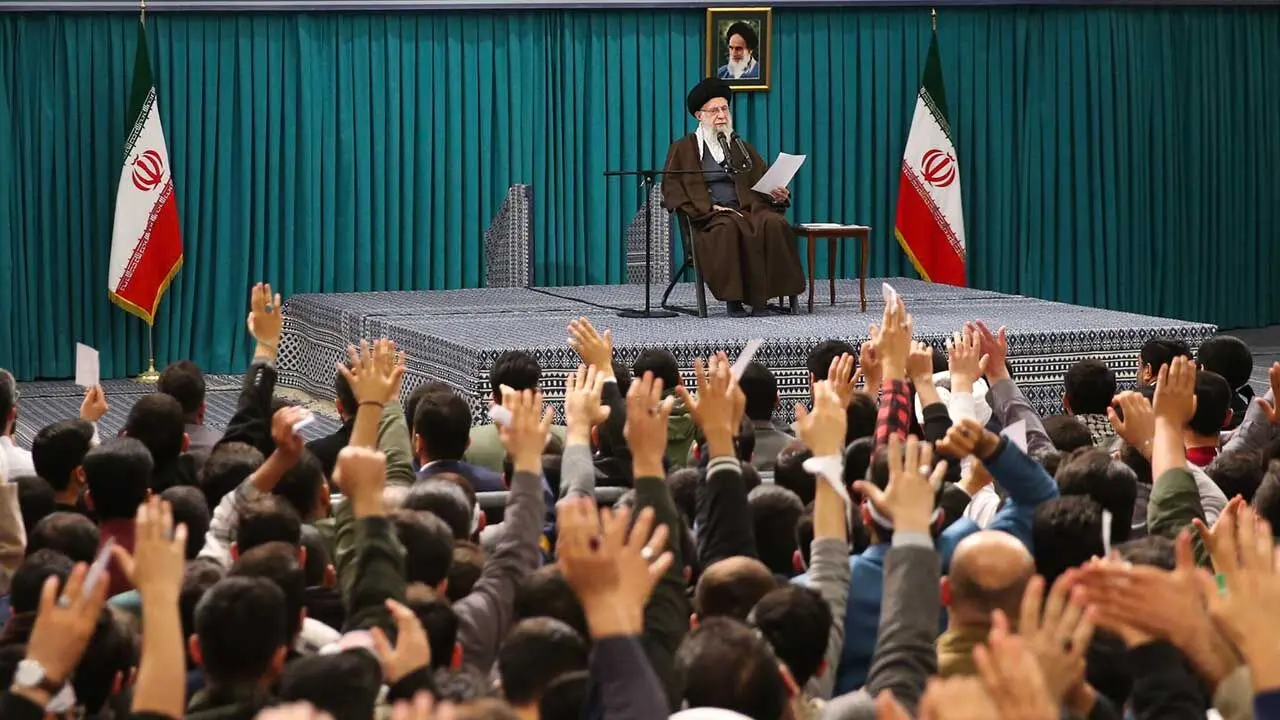 دیدار جمعی از رأی اولی‌ها و خانواده‌های شهدا با رهبر انقلاب حضرت آیت الله العظمی سید علی خامنه ای 1402/12/9