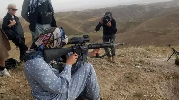 ‌دختر هراتی درحال جنگ با داعش + عکس