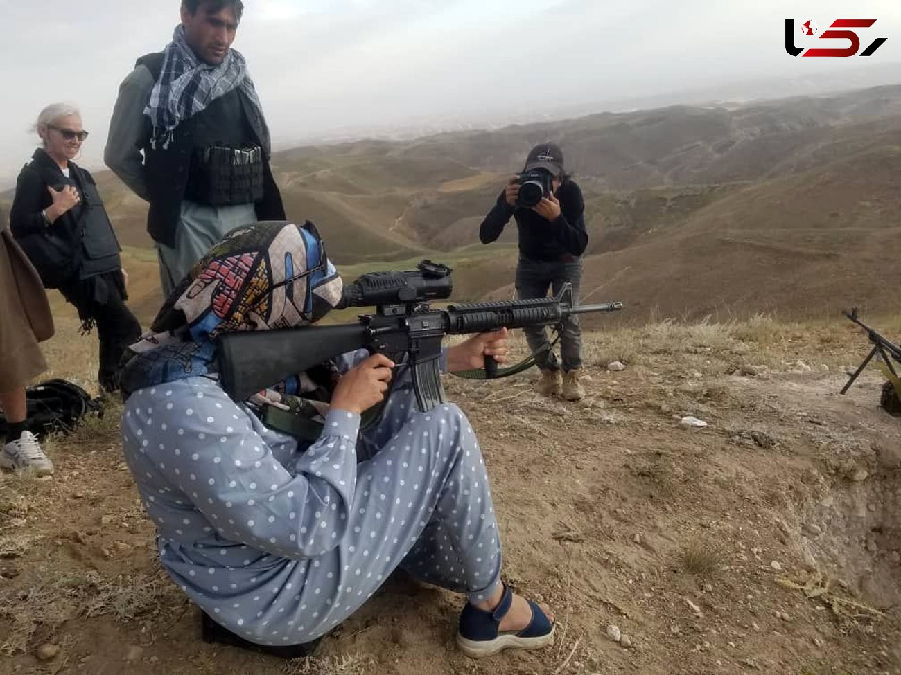 ‌دختر هراتی درحال جنگ با داعش + عکس