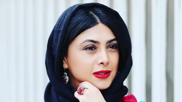 مدلینگ درخشان آزاده صمدی در مقابل لنز دوربین با استایل منحصربفردش / ترکیب جسورانه کت جین و دامن که سنش رو کمتر نشون میده