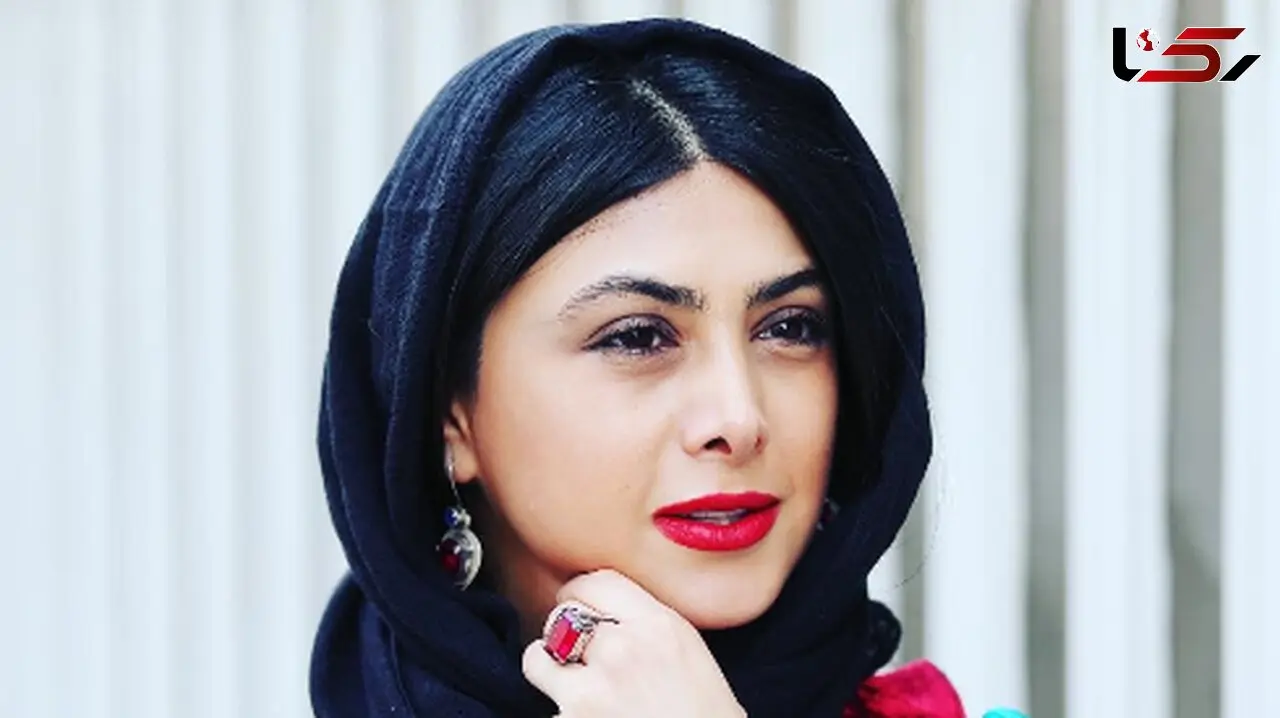 مدلینگ درخشان آزاده صمدی در مقابل لنز دوربین با استایل منحصربفردش / ترکیب جسورانه کت جین و دامن که سنش رو کمتر نشون میده