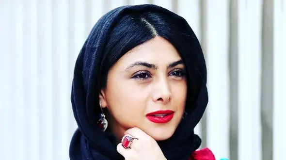 مدلینگ درخشان آزاده صمدی در مقابل لنز دوربین با استایل منحصربفردش / ترکیب جسورانه کت جین و دامن که سنش رو کمتر نشون میده