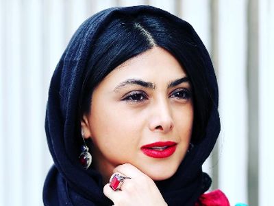 مدلینگ درخشان آزاده صمدی در مقابل لنز دوربین با استایل منحصربفردش / ترکیب جسورانه کت جین و دامن که سنش رو کمتر نشون میده