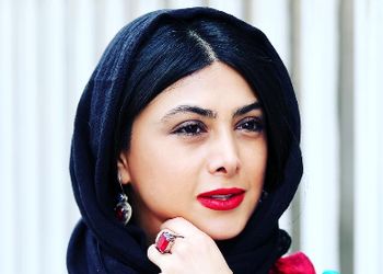 مدلینگ درخشان آزاده صمدی در مقابل لنز دوربین با استایل منحصربفردش / ترکیب جسورانه کت جین و دامن که سنش رو کمتر نشون میده