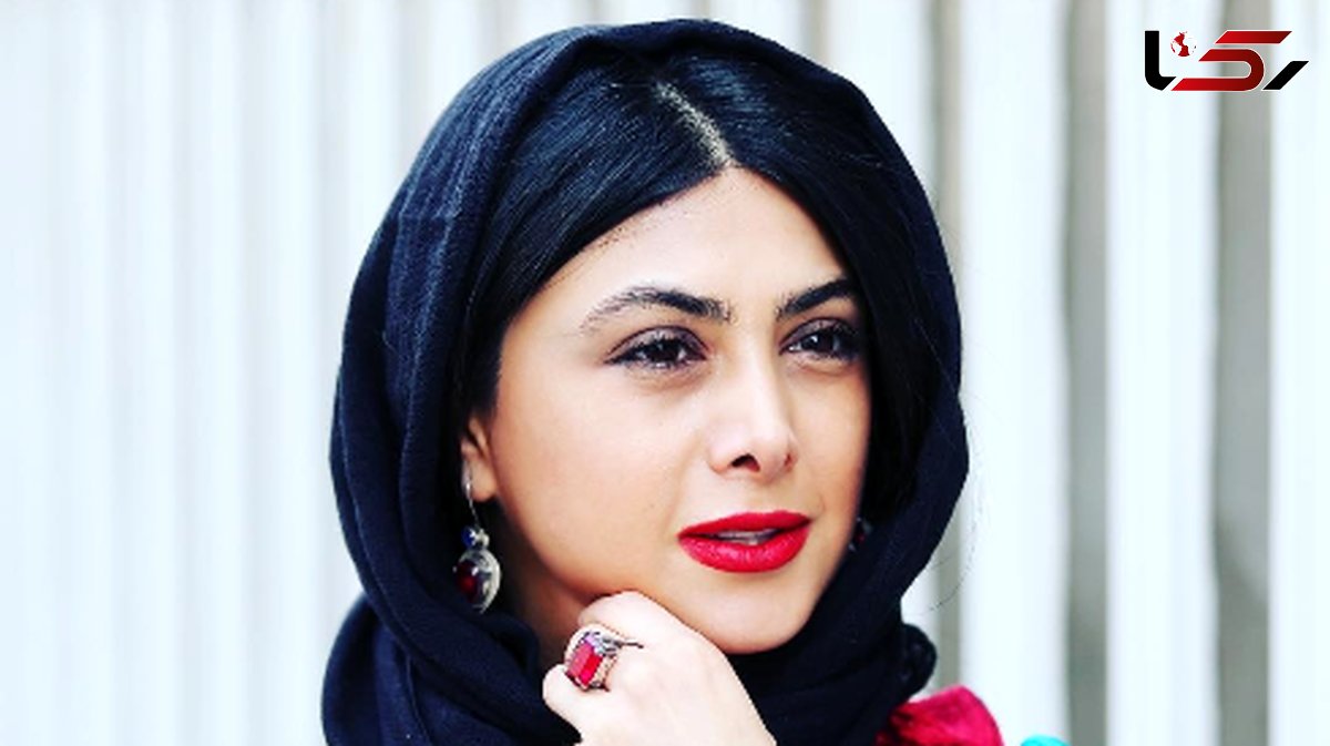 مدلینگ درخشان آزاده صمدی در مقابل لنز دوربین با استایل منحصربفردش / ترکیب جسورانه کت جین و دامن که سنش رو کمتر نشون میده