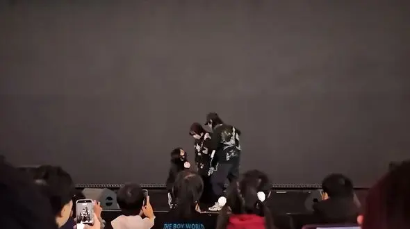 فیلم توقف اجرای خواننده ژاپنی در شانگهای