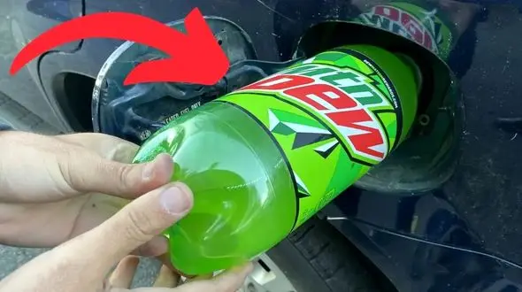 فیلم/ اگر در باک خودرو نوشابه مانتین دیو پپسی بریزیم، چه اتفاقی می افتد؟ 