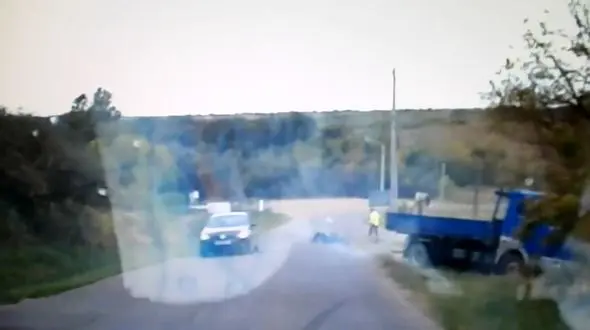 تصادف عجیب یک کامیون با 2 دوچرخه سوار + فیلم