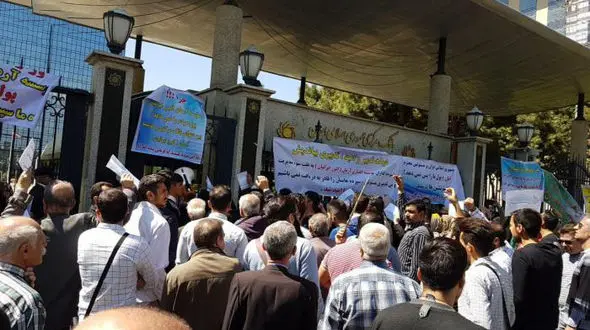 تجمع سپرده‌گذاران سرگردان موسسه آرمان