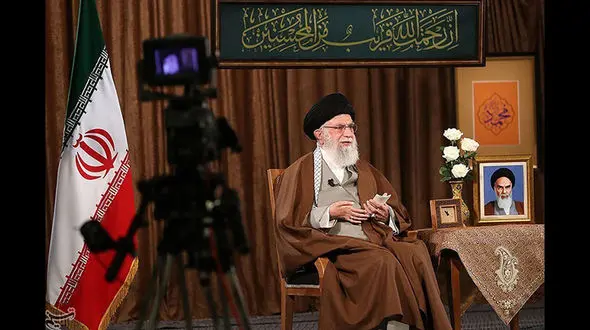 آیه نصب شده در حسینیه امام خمینی هنگام سخنرانی رهبر معظم انقلاب اشاره به چه نکته ای است؟