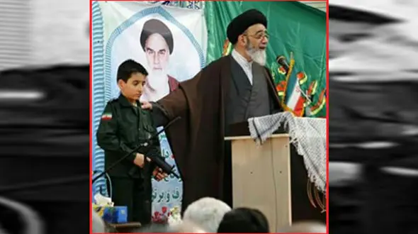 محافظت از امام جمعه تبریز با تفنگ پلاستیکی+ عکس ها