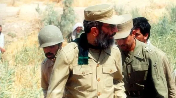 سفر به تاریخ؛ «رهبر انقلاب» با لباس بلوچی روی عرشۀ کشتی نظامی؛ دهۀ 1360