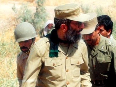 سفر به تاریخ؛ «رهبر انقلاب» با لباس بلوچی روی عرشۀ کشتی نظامی؛ دهۀ 1360