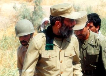 سفر به تاریخ؛ «رهبر انقلاب» با لباس بلوچی روی عرشۀ کشتی نظامی؛ دهۀ 1360