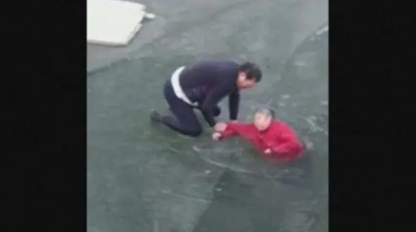 مرد فداکار زن 70 ساله را از مرگ نجات داد +عکس