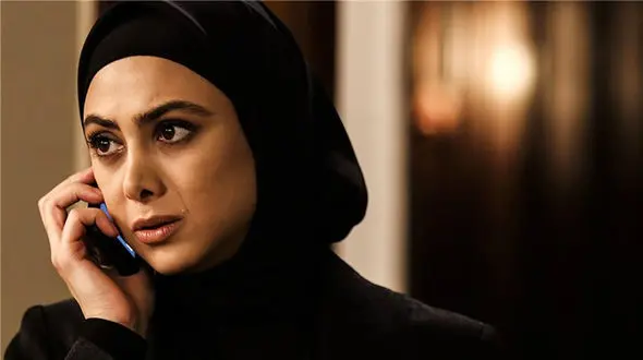 جنجال عکس های نیمه برهنه آزاده صمدی در کنار مرد غریبه / خانم بازیگر بعد طلاق رد داد !