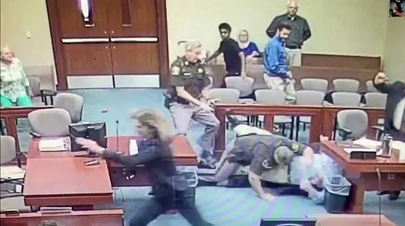 فیلم لحظه حمله متهم دختر آزار به دادستان در  جلسه دادگاه + عکس