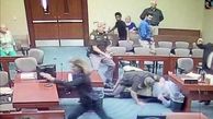 فیلم لحظه حمله متهم دختر آزار به دادستان در  جلسه دادگاه + عکس