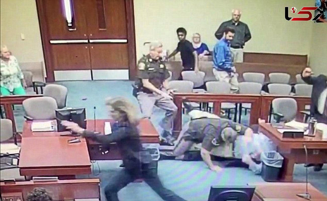 فیلم لحظه حمله متهم دختر آزار به دادستان در  جلسه دادگاه + عکس