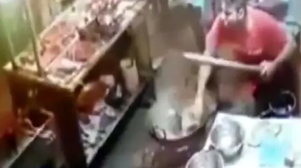 حمله سرآشپز رستوران با روغن داغ به مشتری‌ها + فیلم