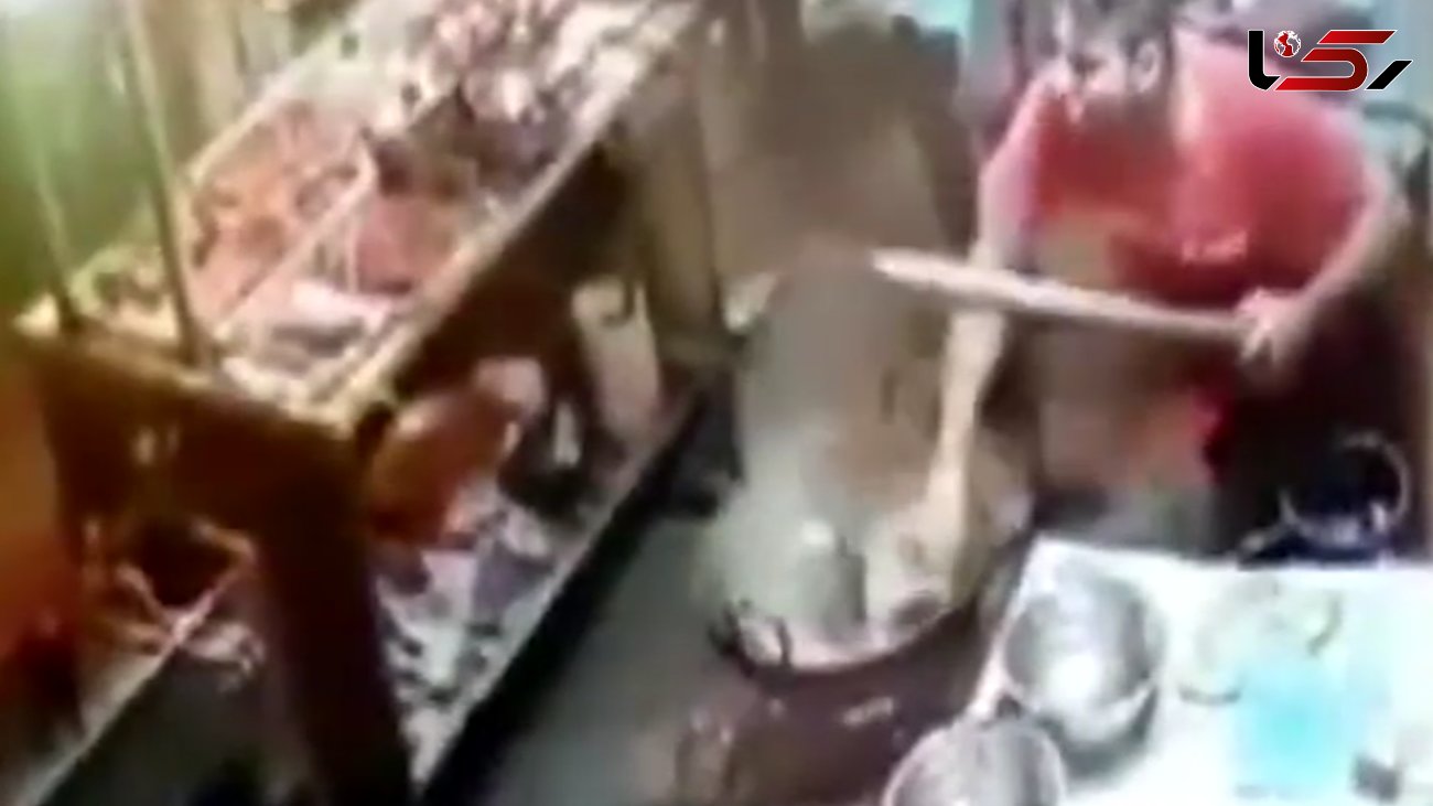 حمله سرآشپز رستوران با روغن داغ به مشتری‌ها + فیلم