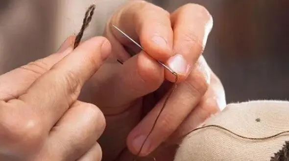 خلاقیت منحصر به فرد یک مادر ایرانی برای درست کردن عروسک با بطری آب معدنی حماسه ساز شد/ واقعا از هر انگشتش یه هنر میباره+ویدیو