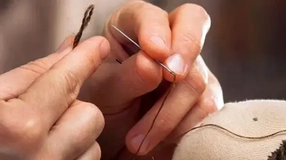 خلاقیت منحصر به فرد یک مادر ایرانی برای درست کردن عروسک با بطری آب معدنی حماسه ساز شد/ واقعا از هر انگشتش یه هنر میباره+ویدیو