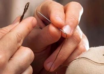 خلاقیت منحصر به فرد یک مادر ایرانی برای درست کردن عروسک با بطری آب معدنی حماسه ساز شد/ واقعا از هر انگشتش یه هنر میباره+ویدیو